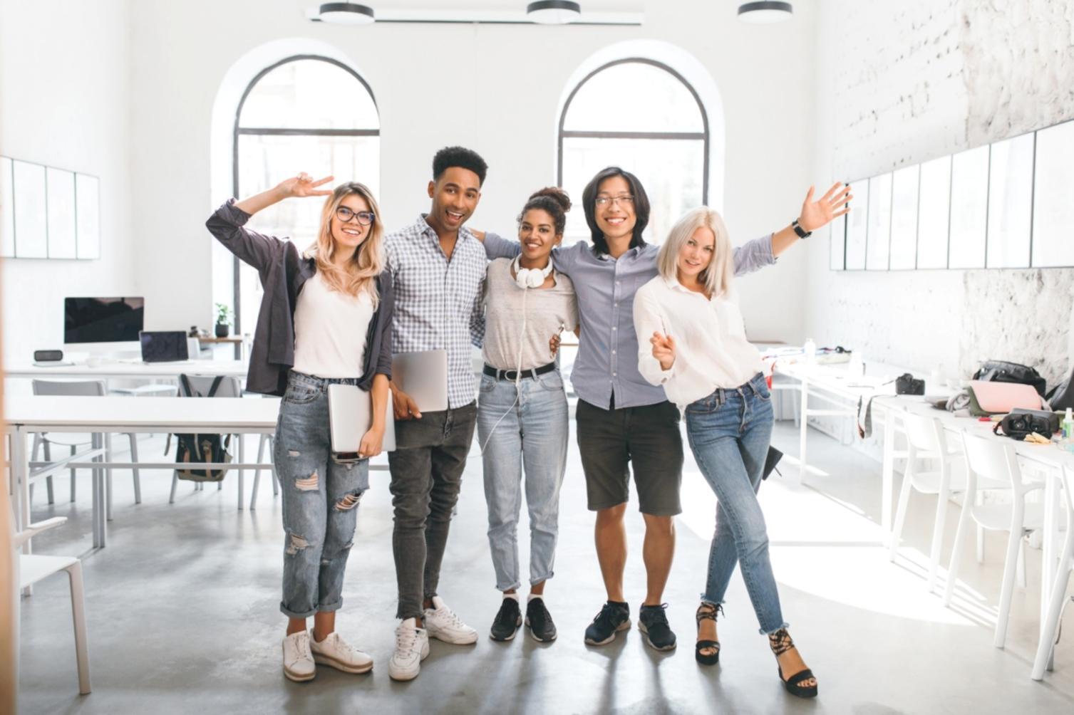 Groupe de professionnels participant à un atelier de formation financière dans une salle moderne
