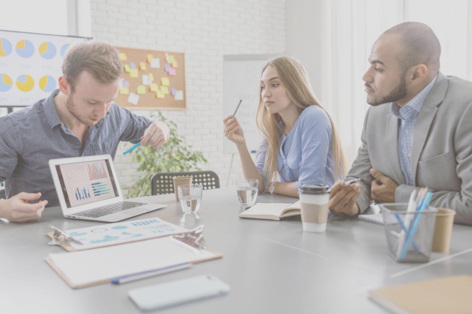 Événement financier professionnel avec participants engagés
